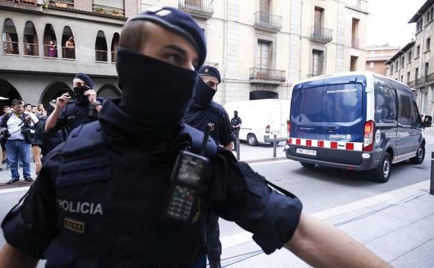 Agentes de los Mossos d'Esquadra en un control de seguridad de Ripoll tras los ataques yihadistas en Barcelona y Cambrils. 