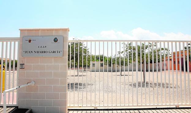 Colegio Juan Navarro, en la pedanía de La Hoya, donde, junto al edificio principal, hay instaladas tres aulas prefabricadas. 