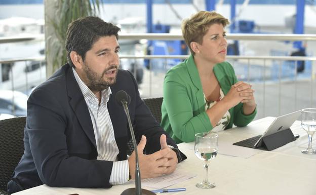 El presidente del Gobierno regional, Fernando López Miras, y la portavoz del Ejecutivo, Noelia Arroyo. 