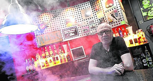 Paco Larrosa, tras la barra de La Yesería, que es su «refugio veraniego». 