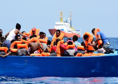 Imagen secundaria 1 - El &#039;Aquarius&#039; pide a UE un puerto seguro y cercano para llevar 141 inmigrantes