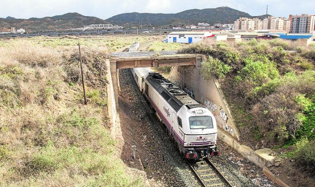 Un tren Altaria atraviesa la zona de El Hondón, cerca de Torreciega, en dirección a Madrid. La foto es de archivo. 