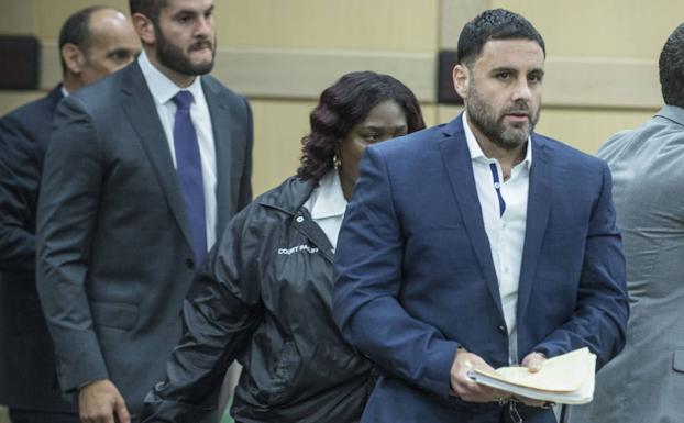 Fotografía de archivo fechada el 16 de junio de 2017 donde aparece el español Pablo Ibar (d) mientras llega custodiado a una audiencia en el tribunal de Fort Lauderdale. 