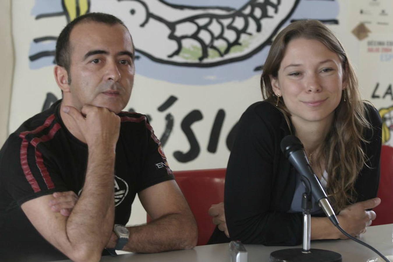 Paco Martín junto a la cantante Lhasa en la presentación de la X Edición del festival de Cartagena en 2004