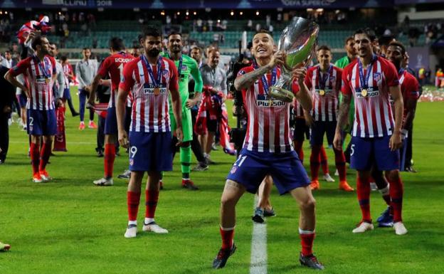 Lucas Hernández, con el trofeo de la Supercopa de Europa. 