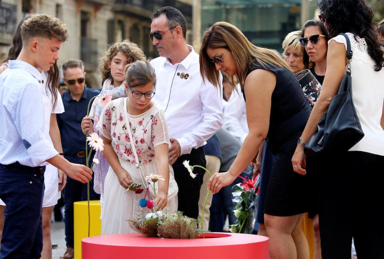 Barcelona recuerda a las víctimas de los atentados de Las Ramblas y Cambrils un año después.