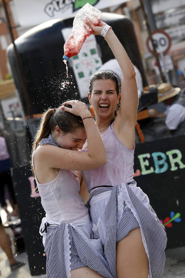 Las peñas reparten alrededor de 70.000 litros de vino en el broche de oro a las Fiestas de la Asunción