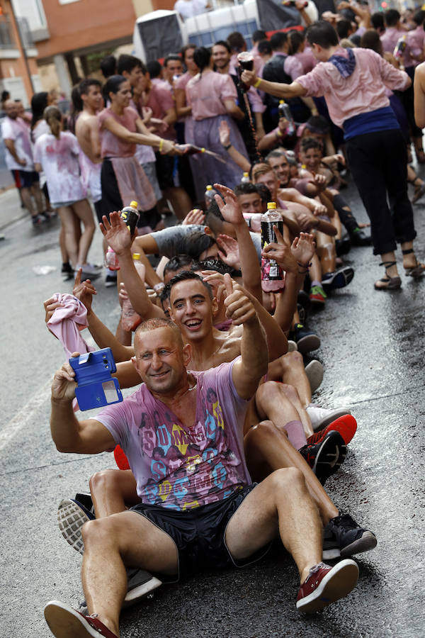 Las peñas reparten alrededor de 70.000 litros de vino en el broche de oro a las Fiestas de la Asunción