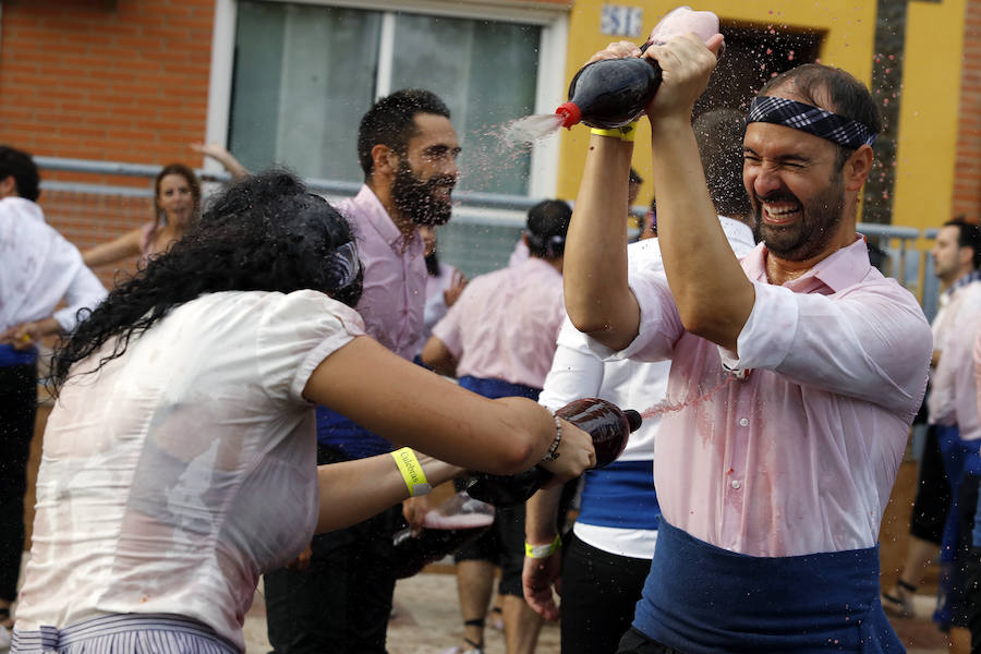 Las peñas reparten alrededor de 70.000 litros de vino en el broche de oro a las Fiestas de la Asunción