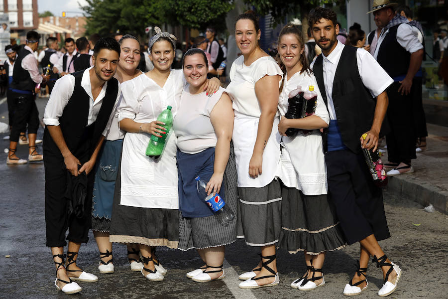 Las peñas reparten alrededor de 70.000 litros de vino en el broche de oro a las Fiestas de la Asunción