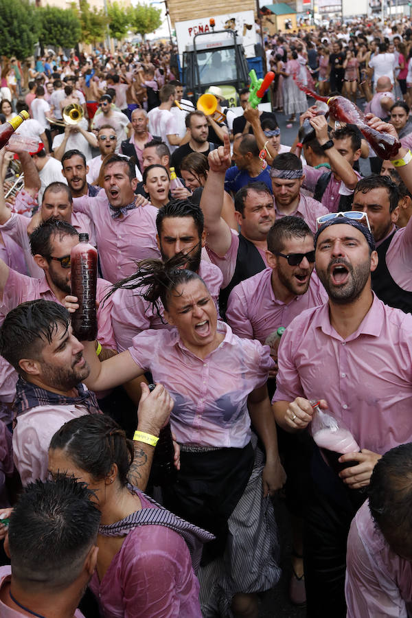 Las peñas reparten alrededor de 70.000 litros de vino en el broche de oro a las Fiestas de la Asunción