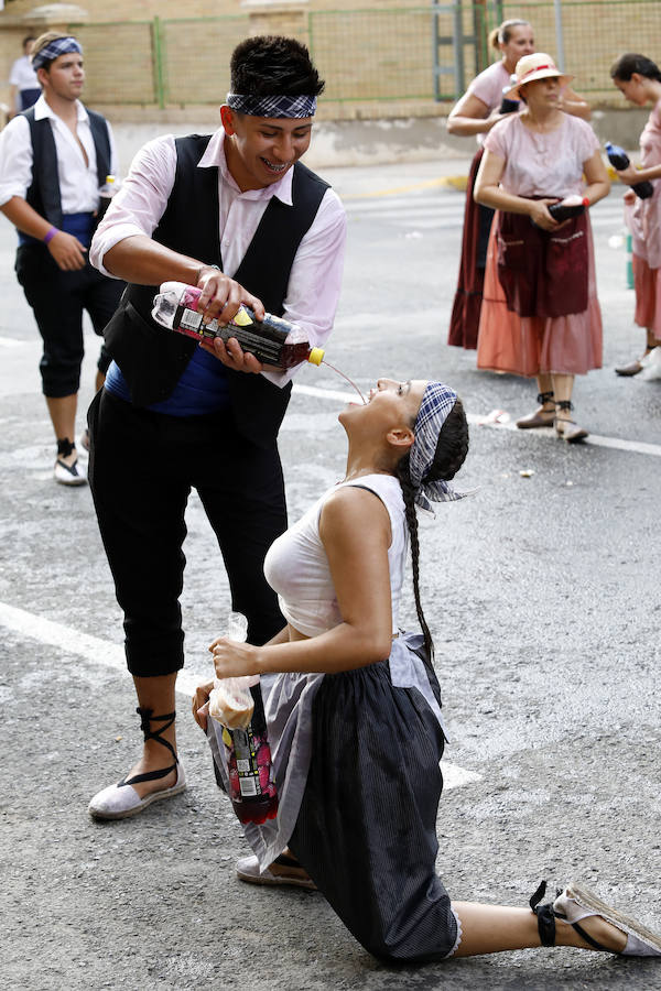 Las peñas reparten alrededor de 70.000 litros de vino en el broche de oro a las Fiestas de la Asunción