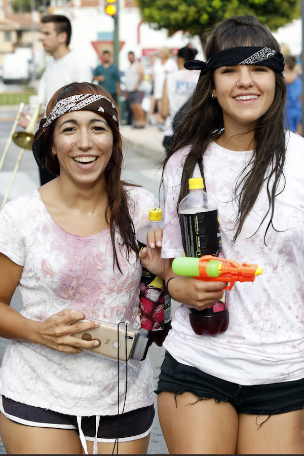 Las peñas reparten alrededor de 70.000 litros de vino en el broche de oro a las Fiestas de la Asunción