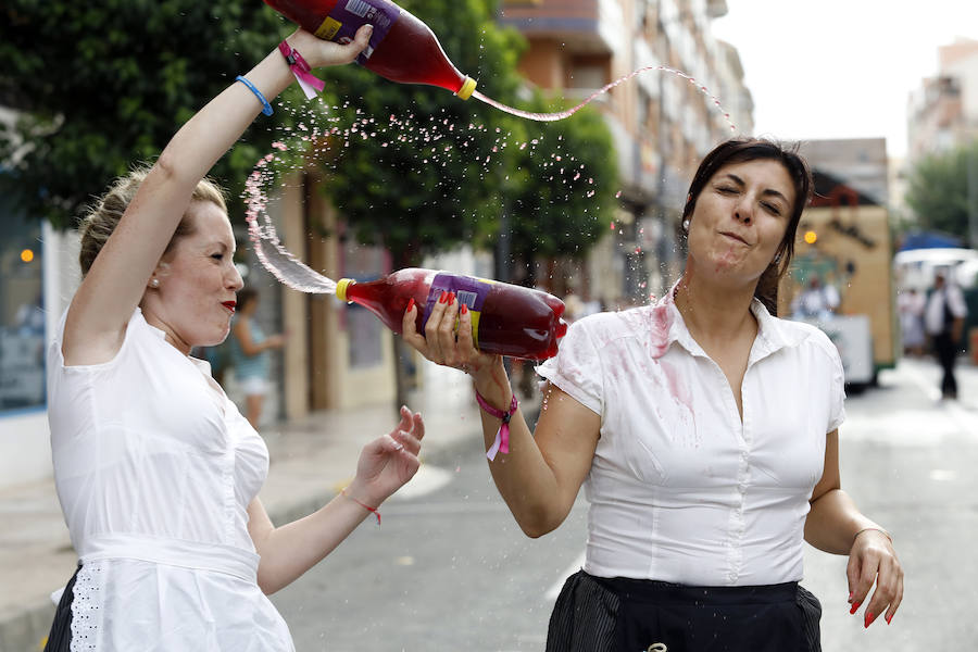 Las peñas reparten alrededor de 70.000 litros de vino en el broche de oro a las Fiestas de la Asunción