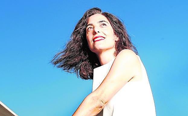 La diseñadora Constanza Mas, en una azotea de Murcia. 