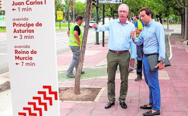 El concejal de Urbanismo, Antonio Navarro Corchón, supervisa junto a técnicos de Urbamusa y de la Oficina de la Bibicleta las obras que se realizan en el centro de la ciudad. 