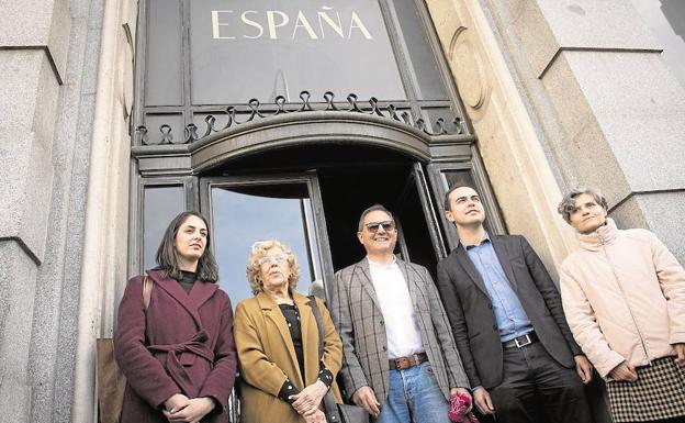 Trinitario Casanova, en el centro, junto a la concejal Rita Maestre, la alcaldesa Manuela Carmena y el edil José Manuel Calvo, a las puertas del Edificio España durante la presentación de la rehabilitación del emblemático edificio en marzo del año pasado. 