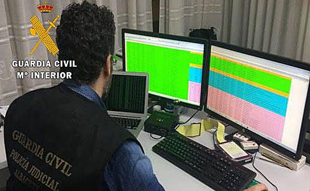 Policía Judicial de Albacete realizando labores de investigación.