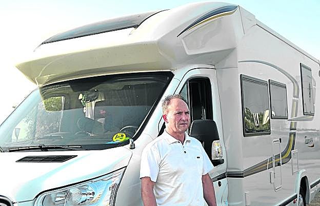 'Road movie'. El madrileño Jesús Gallardo, con su autocaravana. Su siguiente destino es Laredo, con parada en León. 