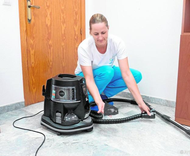 Marina Zaula prepara uno de los robts para limpiar la casa de un cliente. 