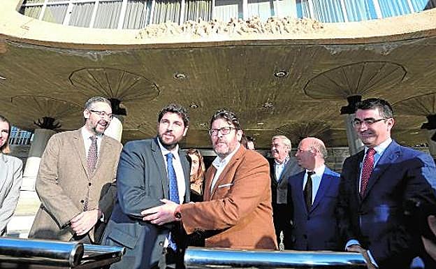 Fernando López Miras y Miguel Sánchez se estrechan la mano, ante las puertas de la Asamblea Regional, para escenificar, el pasado 21 de noviembre, el acuerdo que permitió aprobar el Presupuesto de la Comunidad de este año. 