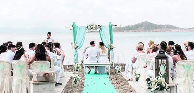 Ceremonia sobre la arena de una de las bodas celebradas en Área Sunset de La Manga.