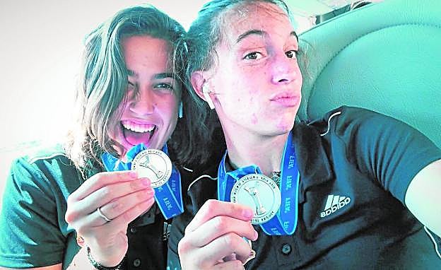 Eva Navarro, a la derecha, junto a Cata Coll, en el viaje de vuelta. 