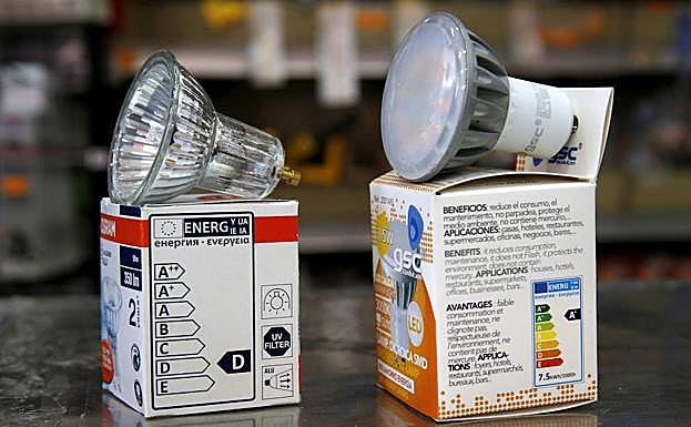 Una bombilla halógena, a la izquierda, y otra LED (derecha).