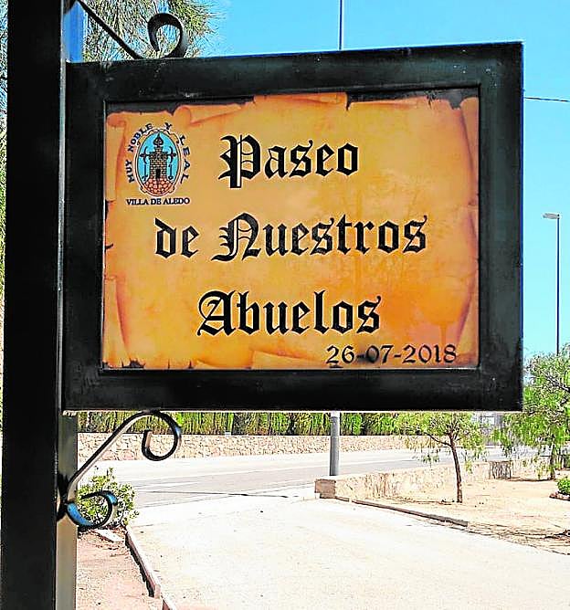 Placa del nuevo paseo de los abuelos, en Aledo. 