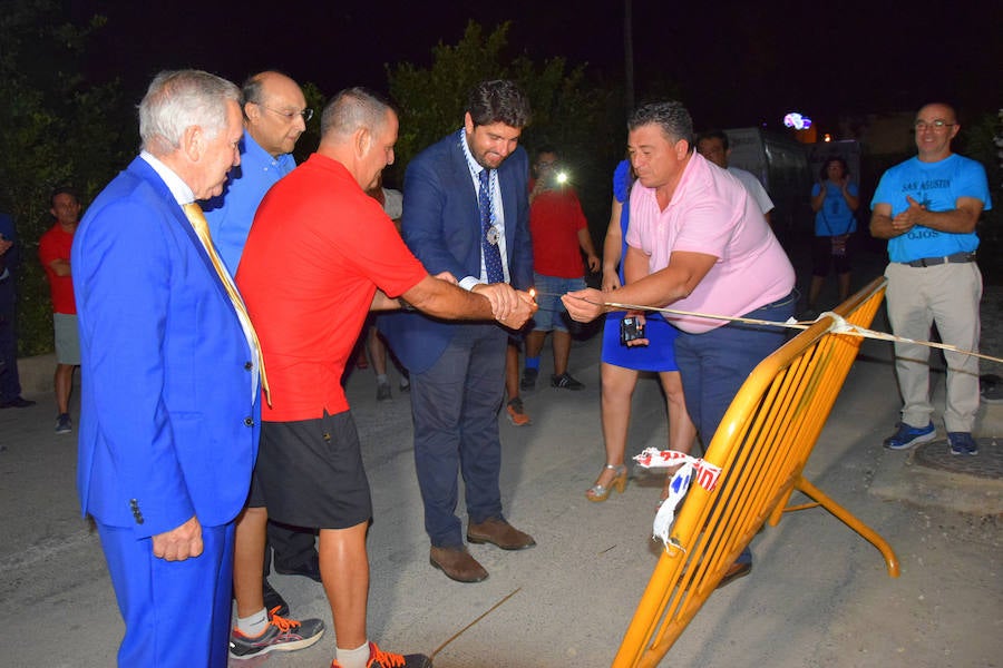 Unas cuatro mil personas llegadas desde toda la geografía regional y nacional presenciaron la espectacular 'cohetada' y posterior lanzamiento del castillo de fuegos artificiales en la noche del pasado martes en Ojós