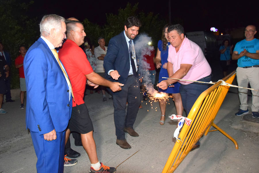 Unas cuatro mil personas llegadas desde toda la geografía regional y nacional presenciaron la espectacular 'cohetada' y posterior lanzamiento del castillo de fuegos artificiales en la noche del pasado martes en Ojós