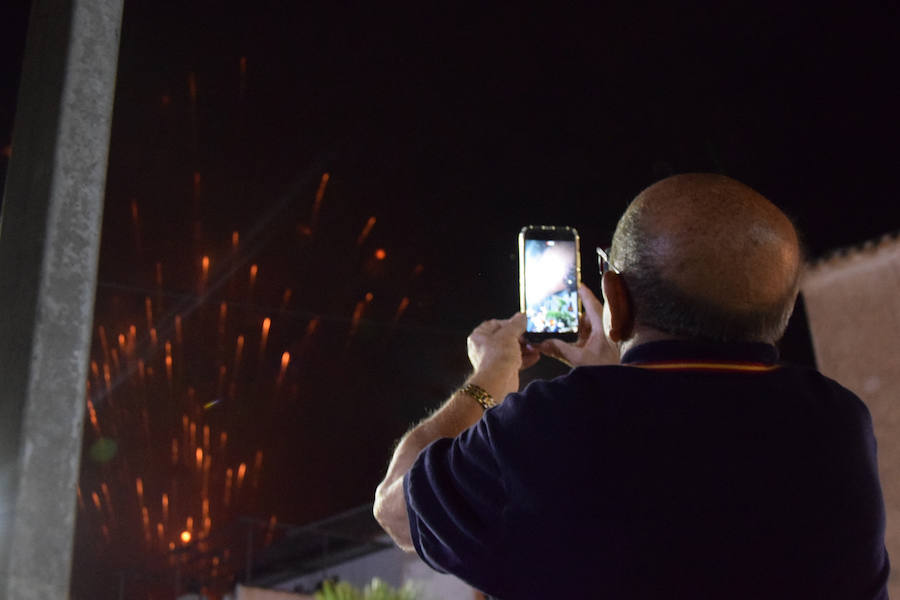 Unas cuatro mil personas llegadas desde toda la geografía regional y nacional presenciaron la espectacular 'cohetada' y posterior lanzamiento del castillo de fuegos artificiales en la noche del pasado martes en Ojós