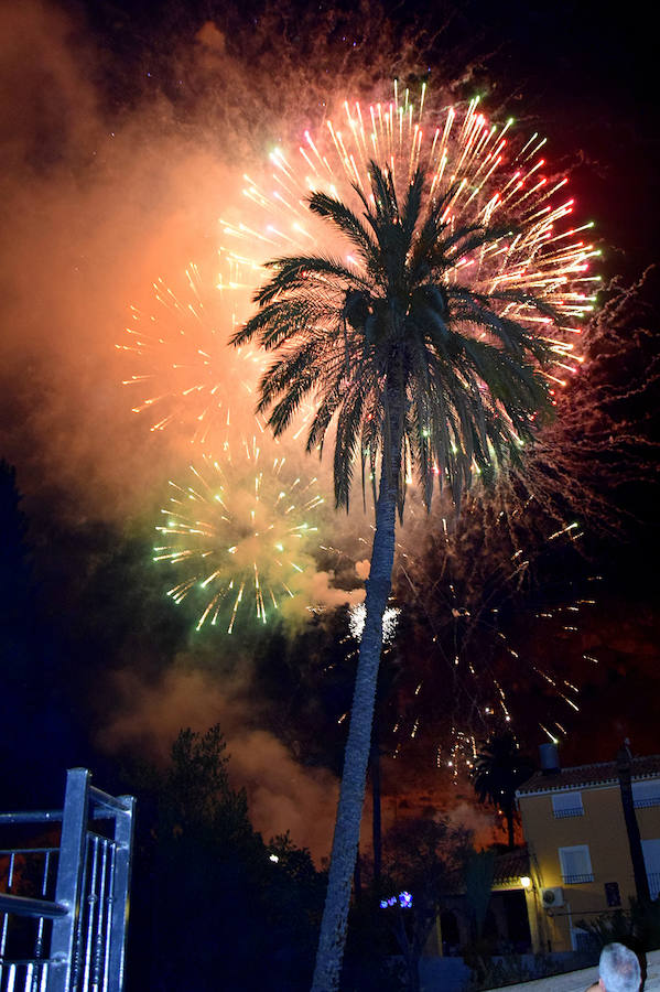 Unas cuatro mil personas llegadas desde toda la geografía regional y nacional presenciaron la espectacular 'cohetada' y posterior lanzamiento del castillo de fuegos artificiales en la noche del pasado martes en Ojós