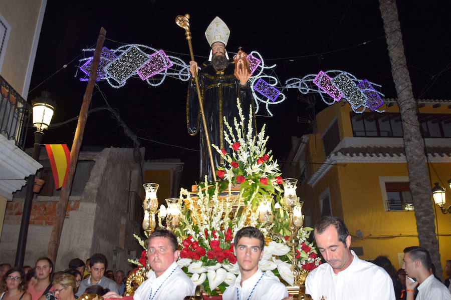 Unas cuatro mil personas llegadas desde toda la geografía regional y nacional presenciaron la espectacular 'cohetada' y posterior lanzamiento del castillo de fuegos artificiales en la noche del pasado martes en Ojós