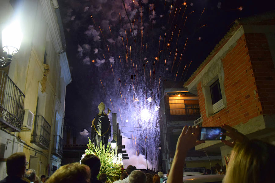 Unas cuatro mil personas llegadas desde toda la geografía regional y nacional presenciaron la espectacular 'cohetada' y posterior lanzamiento del castillo de fuegos artificiales en la noche del pasado martes en Ojós