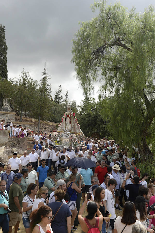 Durante el trayecto, la Patrona estuvo acompañada por cientos de murcianos desde la salida de su santuario hasta su llegada a la iglesia del Carmen