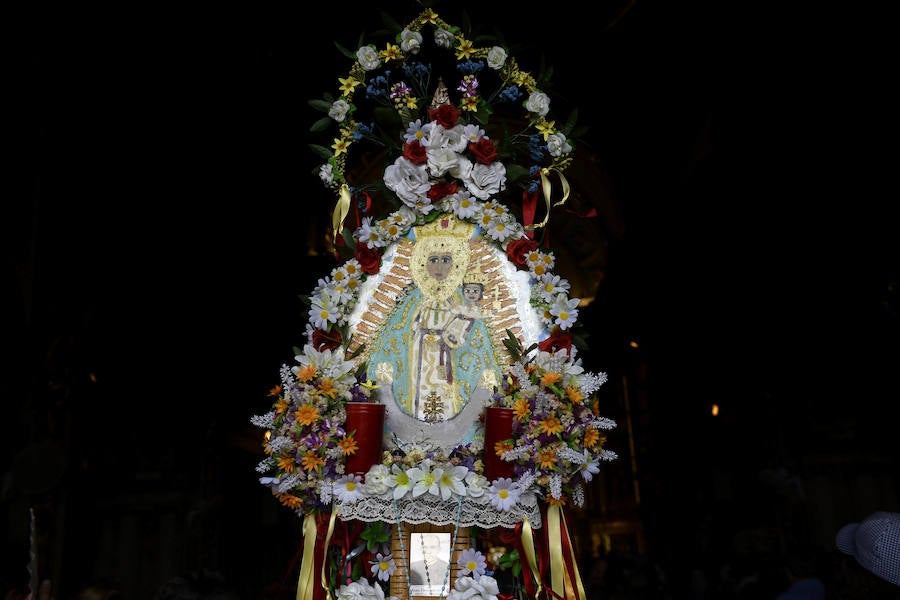 Durante el trayecto, la Patrona estuvo acompañada por cientos de murcianos desde la salida de su santuario hasta su llegada a la iglesia del Carmen