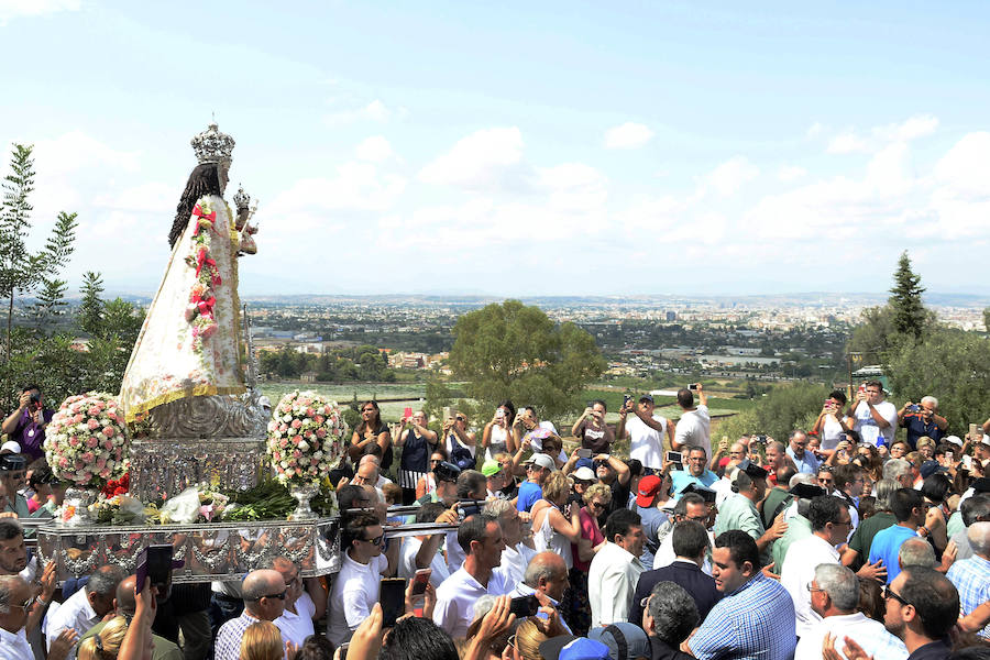 Durante el trayecto, la Patrona estuvo acompañada por cientos de murcianos desde la salida de su santuario hasta su llegada a la iglesia del Carmen