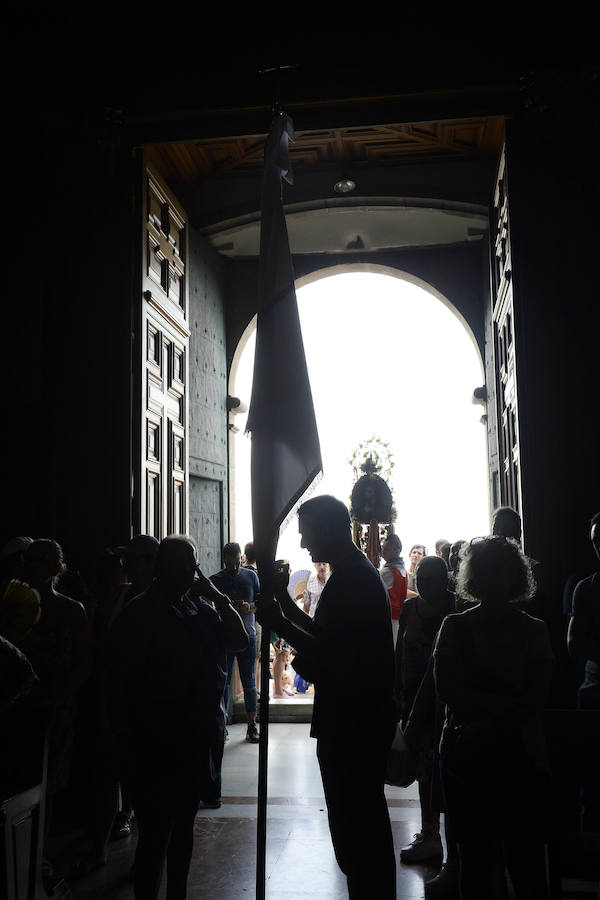 Durante el trayecto, la Patrona estuvo acompañada por cientos de murcianos desde la salida de su santuario hasta su llegada a la iglesia del Carmen