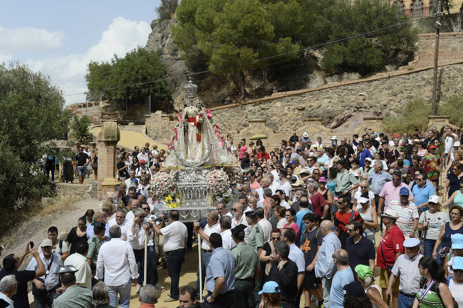Durante el trayecto, la Patrona estuvo acompañada por cientos de murcianos desde la salida de su santuario hasta su llegada a la iglesia del Carmen