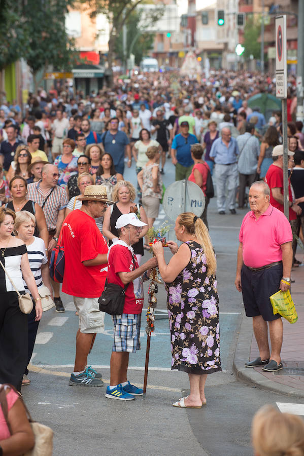 Durante el trayecto, la Patrona estuvo acompañada por cientos de murcianos desde la salida de su santuario hasta su llegada a la iglesia del Carmen