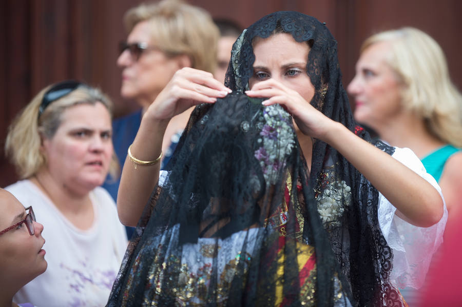 Durante el trayecto, la Patrona estuvo acompañada por cientos de murcianos desde la salida de su santuario hasta su llegada a la iglesia del Carmen
