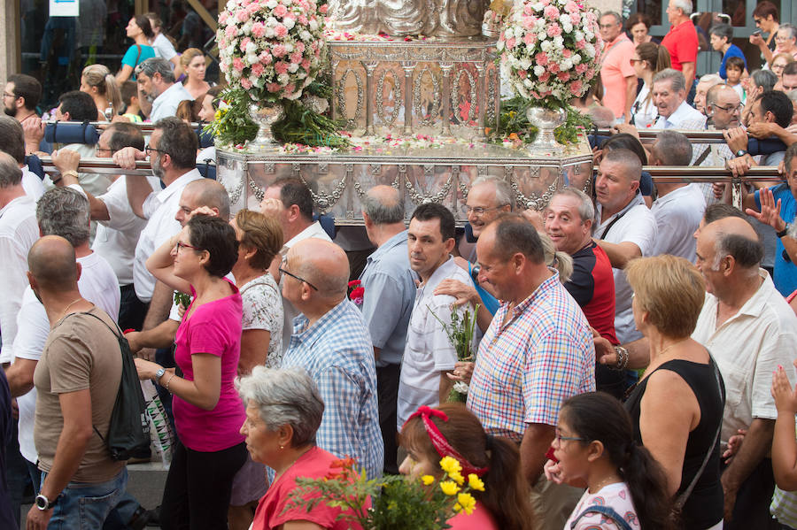 Durante el trayecto, la Patrona estuvo acompañada por cientos de murcianos desde la salida de su santuario hasta su llegada a la iglesia del Carmen