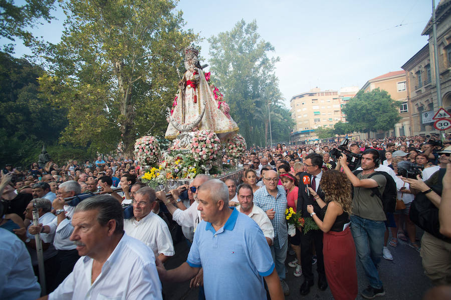 Durante el trayecto, la Patrona estuvo acompañada por cientos de murcianos desde la salida de su santuario hasta su llegada a la iglesia del Carmen