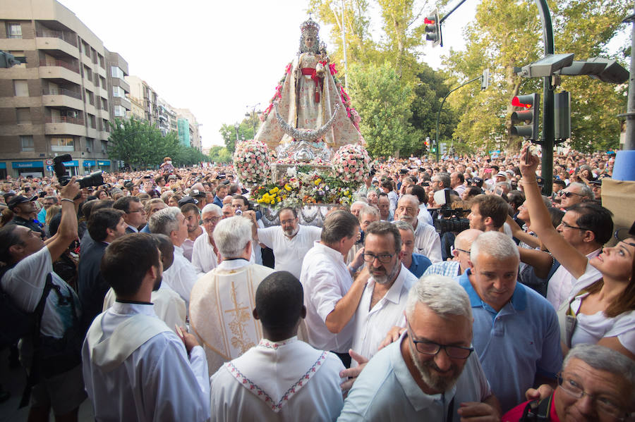 Durante el trayecto, la Patrona estuvo acompañada por cientos de murcianos desde la salida de su santuario hasta su llegada a la iglesia del Carmen