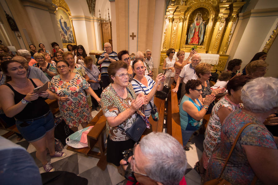 Durante el trayecto, la Patrona estuvo acompañada por cientos de murcianos desde la salida de su santuario hasta su llegada a la iglesia del Carmen