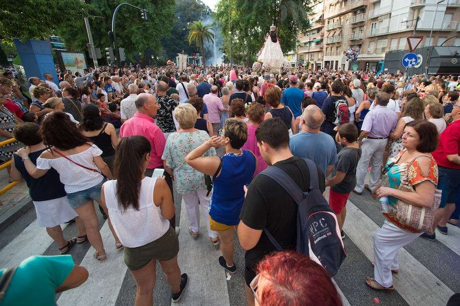 Durante el trayecto, la Patrona estuvo acompañada por cientos de murcianos desde la salida de su santuario hasta su llegada a la iglesia del Carmen