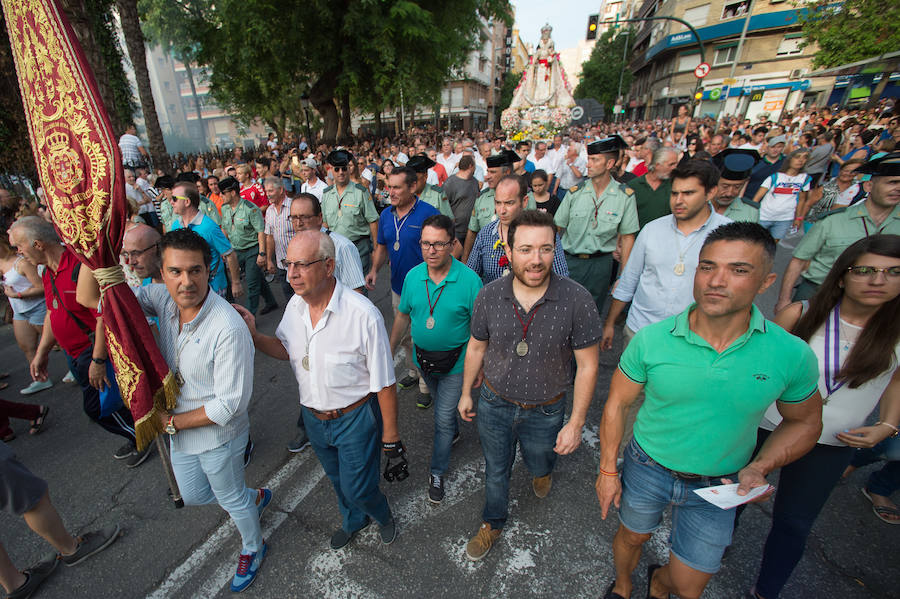 Durante el trayecto, la Patrona estuvo acompañada por cientos de murcianos desde la salida de su santuario hasta su llegada a la iglesia del Carmen