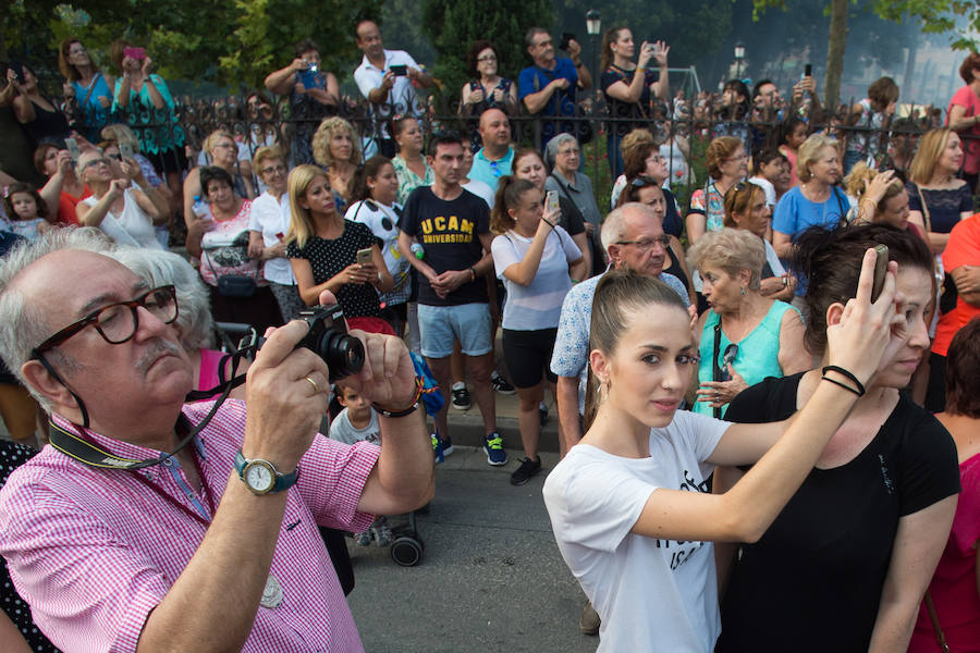 Durante el trayecto, la Patrona estuvo acompañada por cientos de murcianos desde la salida de su santuario hasta su llegada a la iglesia del Carmen