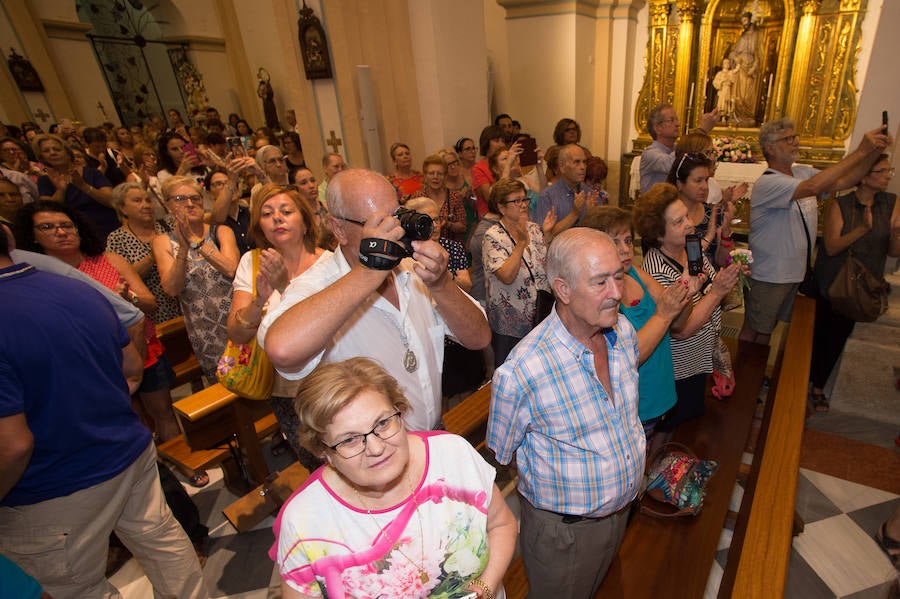 Durante el trayecto, la Patrona estuvo acompañada por cientos de murcianos desde la salida de su santuario hasta su llegada a la iglesia del Carmen